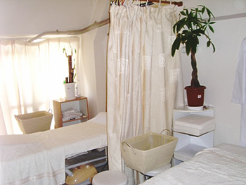 西武新宿線「田無駅」徒歩５分「田無・中医学整体院」頭痛・肩こり・腰痛・ギックリ腰・五十肩・冷え症はここで解消！：施術メニュー・料金：治療室写真